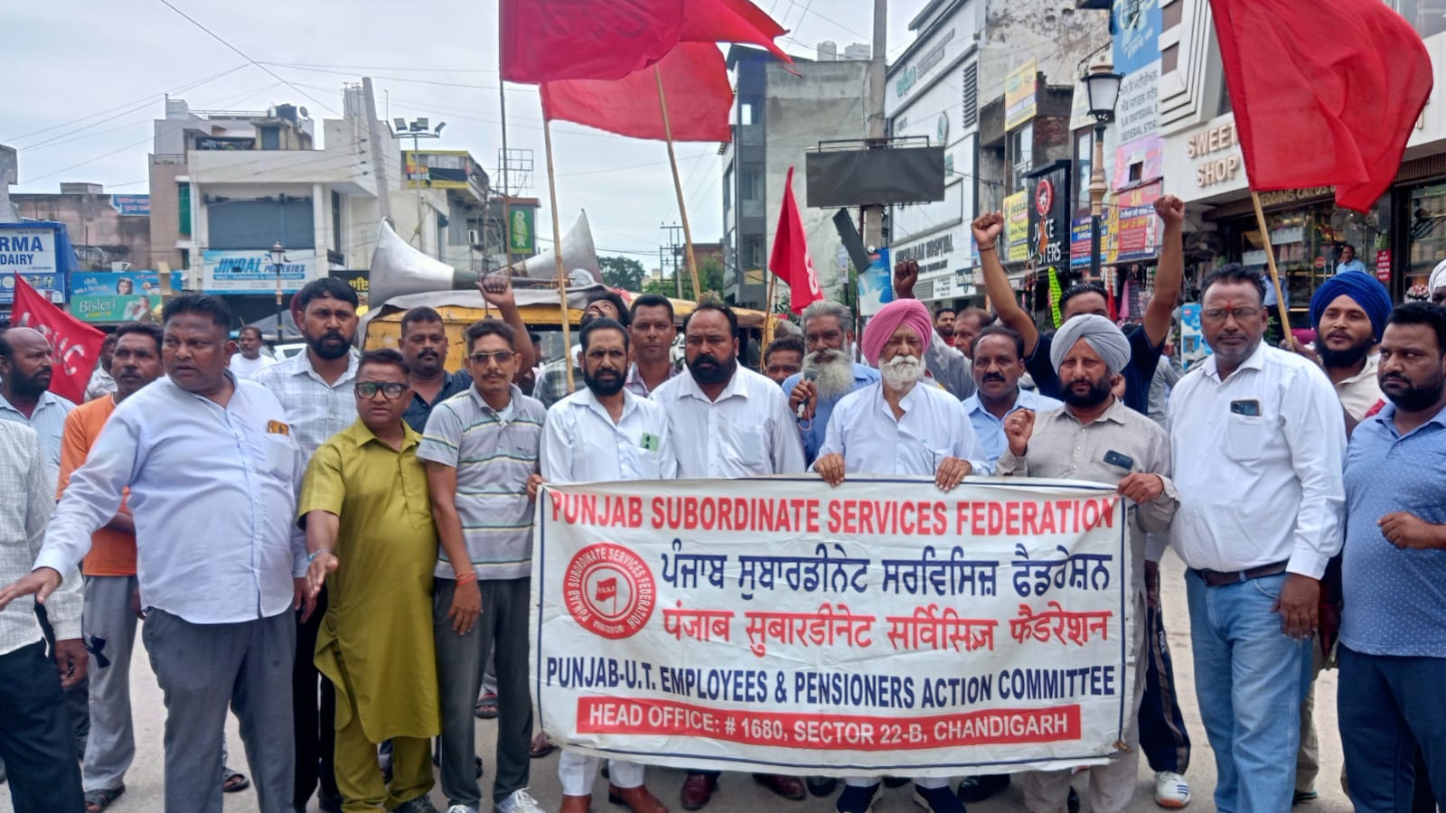 The Class Four Government Employees Union Punjab (1680) Municipal Corporation's sanitation and sewermen and fourth grade employees held a protest rally.